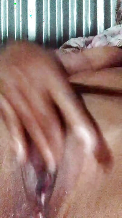 Vídeo de sexo de uma garota do interior sendo gozada dentro de sua buceta