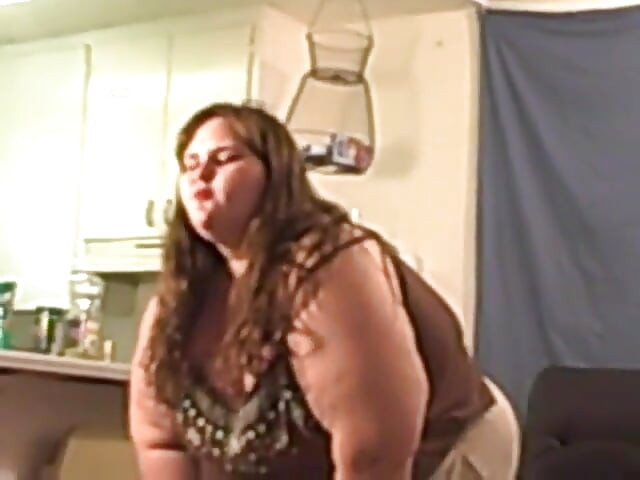Ssbbw Angie chewing and blowing gum  for you