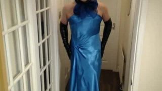 Candi en un sexy vestido de satén