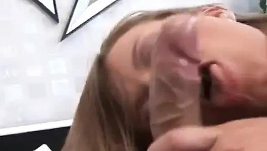 Тинка нимфа кричит, пока член заполняет ее текущую мокрую киску