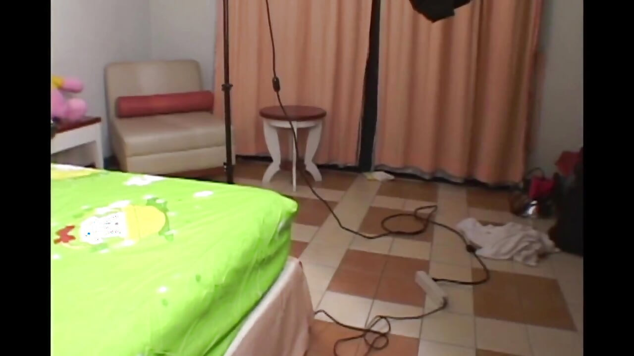 Nakon što je pomilovao bradavice svoje djevojke, tip je analno pojebao svoju trans djevojku