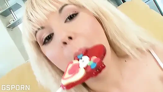 Schöne titten, blondes candy girl hat heißen sex von einem harten schwanz gefickt