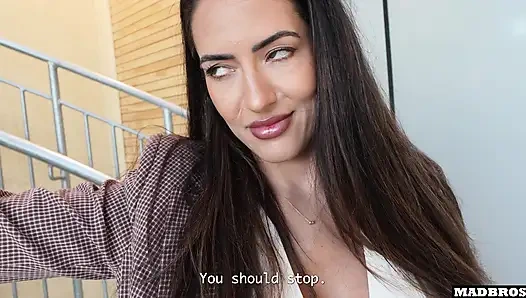 Seorang jurnalis Australia yang sombong kepergok menyebarkan berita bohongan di udara dan dientot untuk menghindari dipanggil !!