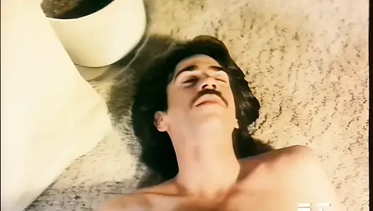 Si cewek hot rambut cokelat lagi asik nyepong kontol besar sampai mengerang keenakan