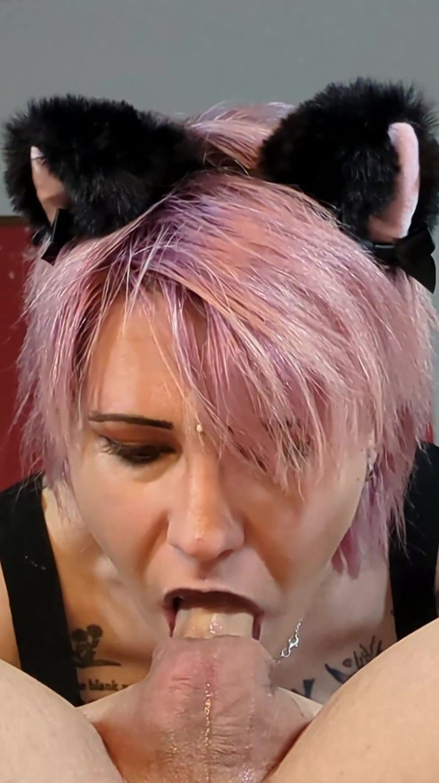Pink haired girl gives sloppy deepthroat and gets a cumshot into her mouth | Clip 1