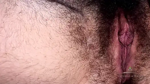 Süper kıllı kadınları seviyorsan, Wara'yı ve onun kalın, koyu kürkünü görmelisin.