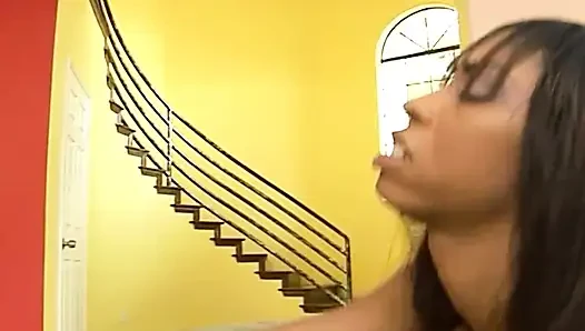 Siyah bir sürtükle zenci pornosu içinde büyük zenci yarağına biniyor