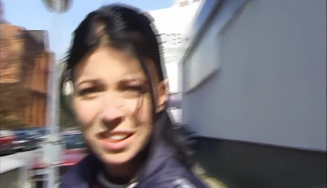 junge schuechterne brunette besorgt es sich mit vibrator vor der kamera