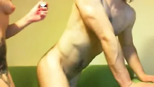 Горячий секс перед вебкамерой с тугой татуированной крошкой