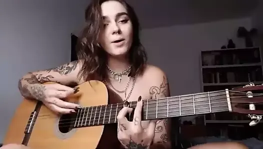 Грудастая эмо-девушка играет порочную игру на гитаре