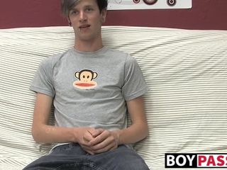 Urocza gejowska facet Danny szarpie swojego penisa na kanapie solo