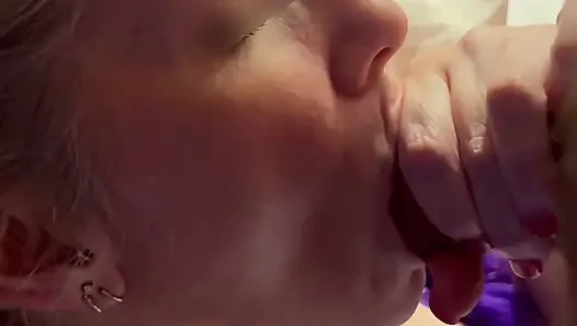 Güzel olgun evli kadın ağzına boşaltarak sakso çekiyor