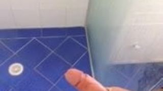 Grote pik die enorme cumshot aftrekt onder de douche