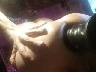 Enorme consolador anal en culo mariquita