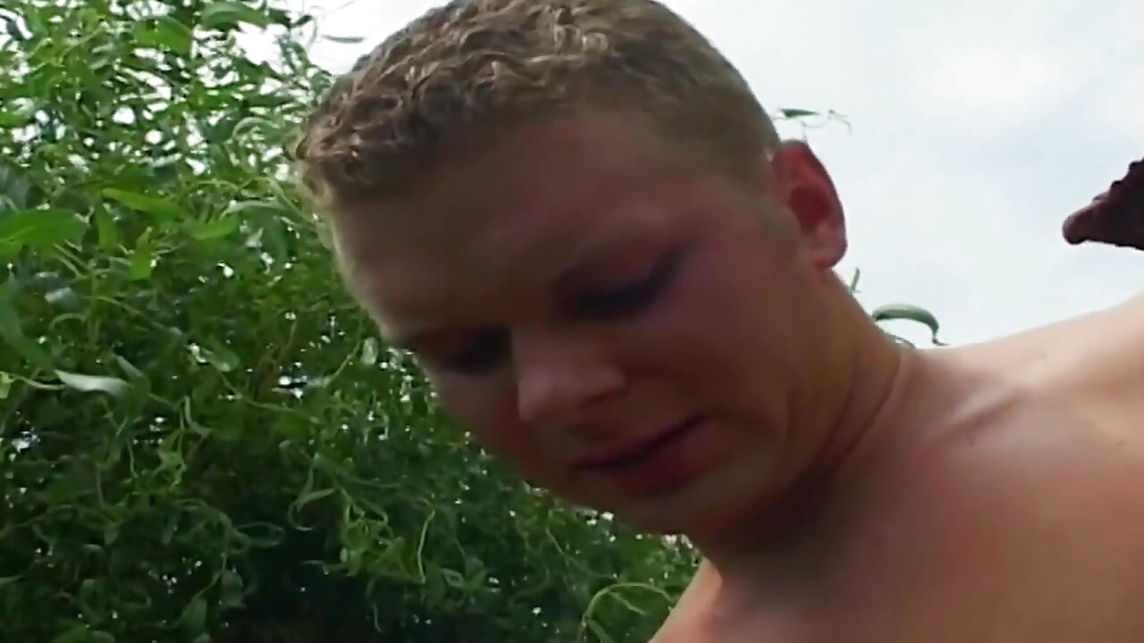 Scène de femmes matures plus âgées - 1 blonde mature baise son jeune voisin dans le jardin