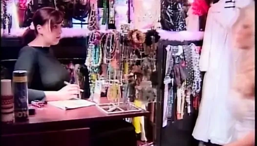 Banyoda ateşli sarışın orta yaşlı seksi kadın için sakso ve büyük bir yarağın ağzına boşalma