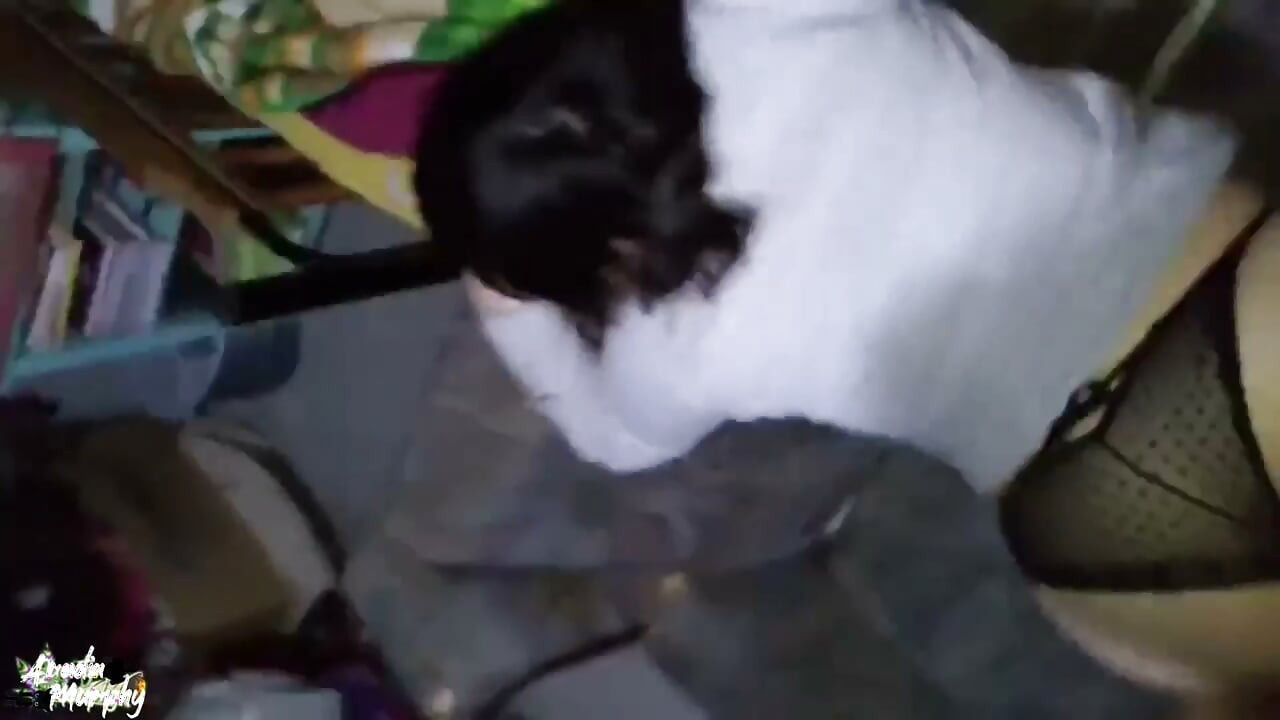 Un quickie avec la voisine avant que son mari rentre à la maison