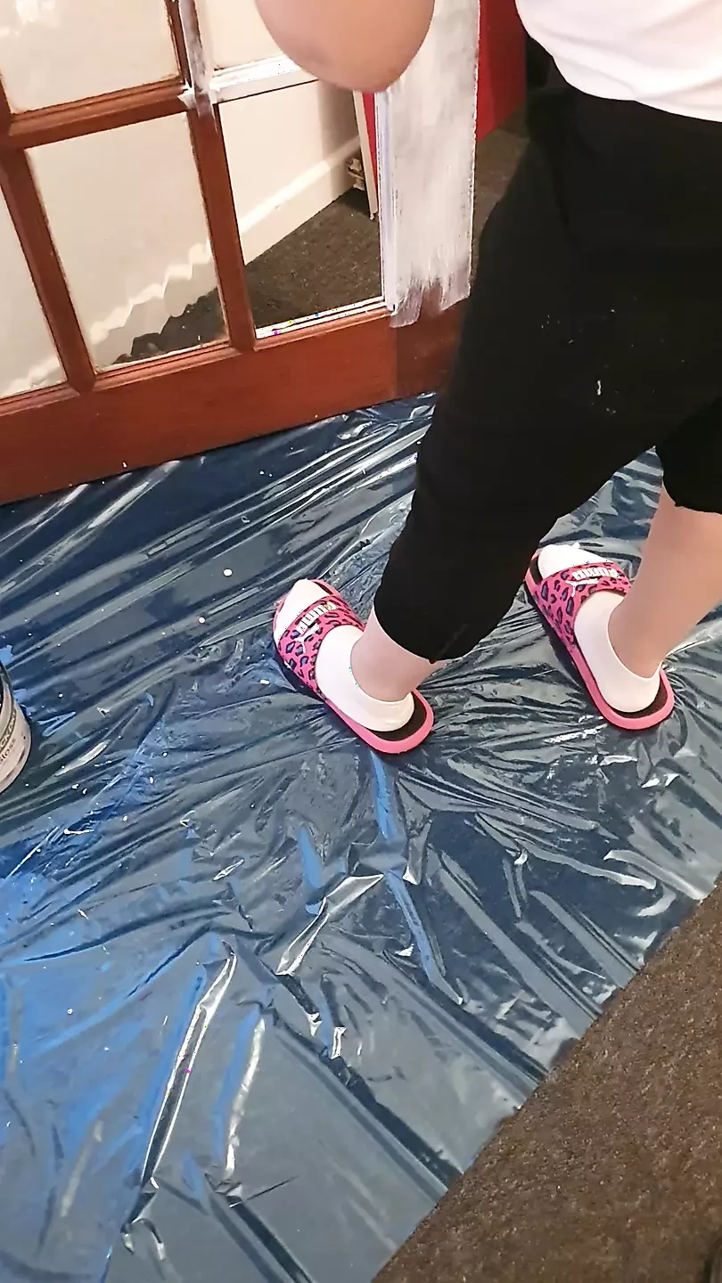 Un beau-fils derrière sa belle-mère sort une bite pendant qu’elle peint la porte