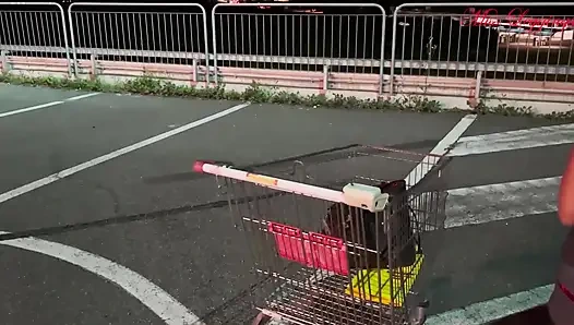 MILF süpermarket otoparkında yaklaştı