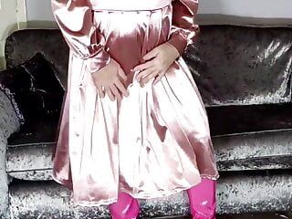 テレビクロスドレッサーのセクシーなピンクのサテンドレスとホットピンクのブーツ