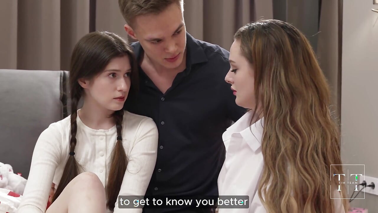 三人行! 学生们与继父发生性关系. 4K 高清, Tim 团队