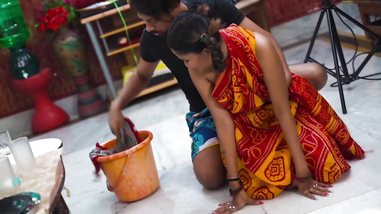 Cute bhabhi ko chod rha tha tabhi chacha aa gya