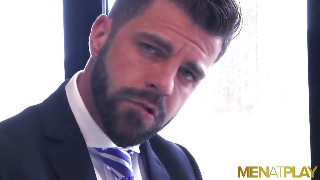 MENATPLAY - Suited bearded Hector De Silva cums on his shoes
