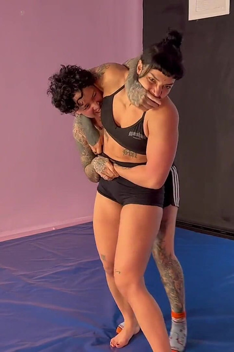 2 Hot Girls Grappling