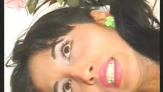 Dünnes brünettes küken mit kleinen titten wird auf ihre haarige muschi gespritzt