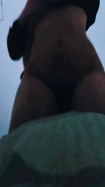 สาวปินอยตัวเล็กโดนเย็ดในห้องน้ําสาธารณะยังคงครางและคุยลามก