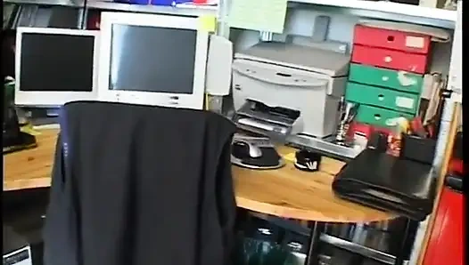 Remaja pirang tahu cara menyenangkan kontol kekasihnya