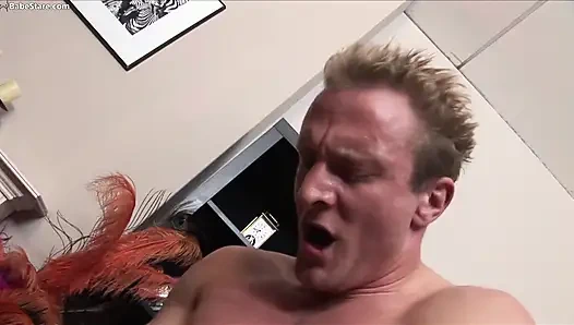 Sevimli sarışın kız büyük bir yarak için bacaklarını açıyor