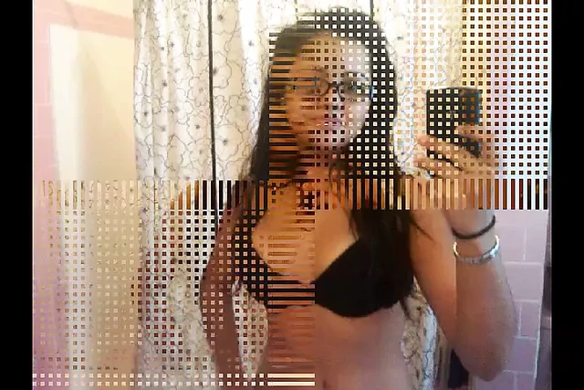 chubby girl friend nude selfie