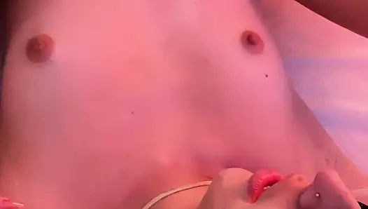 Kakak tiri saya mengisap vagina saya yang ketat dan mengisi saya dengan susu