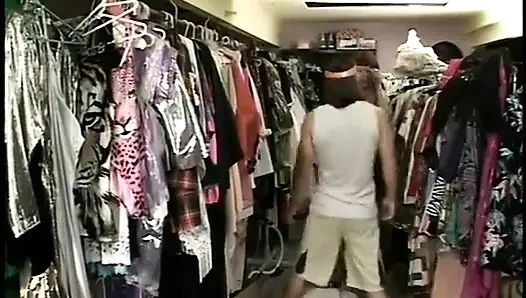 Rothaarige milf ist auf den knien, lutscht einen schwanz und fickt dann