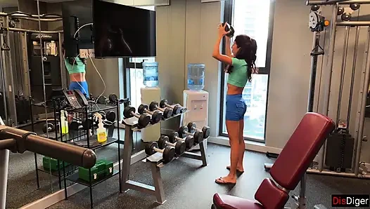 Katty west wurde im Fitnessstudio verletzt - es ist gut, dass ein Profi-Trainer da war!