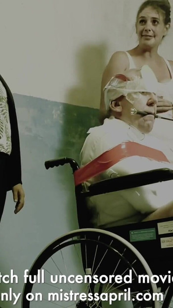Moment de masturbare de la "Dominatrix Stăpâna April - Trei sclavi cu un bici, partea a cincea"