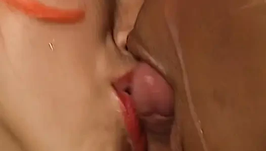 Cewek semok jerman kulit hitam dan pacarnya lagi asik seks threesome