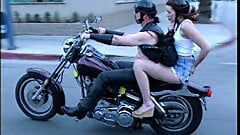 Motociclista fortunato prende una giovane troia bruna sexy e scopa il suo duro pecorina