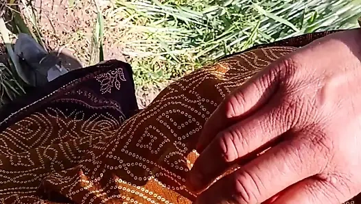 Açık havada buğday tarlasında, kayınpederinin önünde yarak emiyor ve amını sikiyor