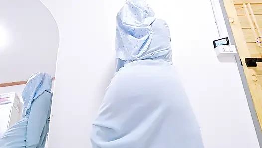 Pov: gadis berhijab dengan pantat montok dan biru abaya menggoda.