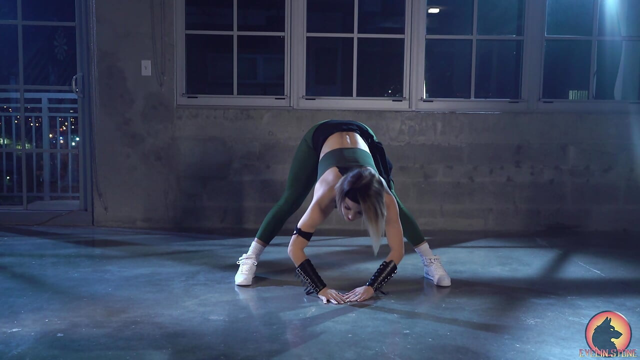 Sonya Blade Stretch
