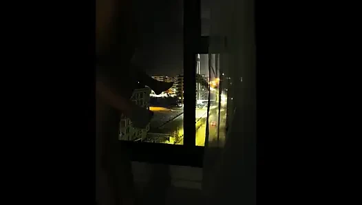 Ngentot dan nyepong kontol di depan jendela hotel