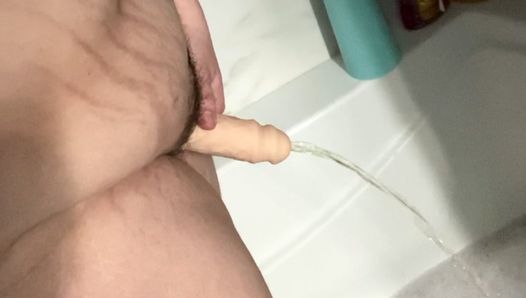 Pissing in my bath using an stp (stand to pee) device