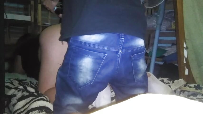 Ik stop mijn vingers 's nachts in Putita Rica met een roze string en jurk