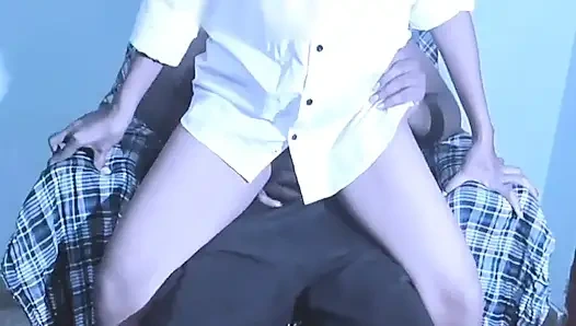 Sevimli ateşli üvey kız kardeş sakso çekiyor