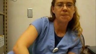 Enfermeira chupa os dedos do pé no trabalho
