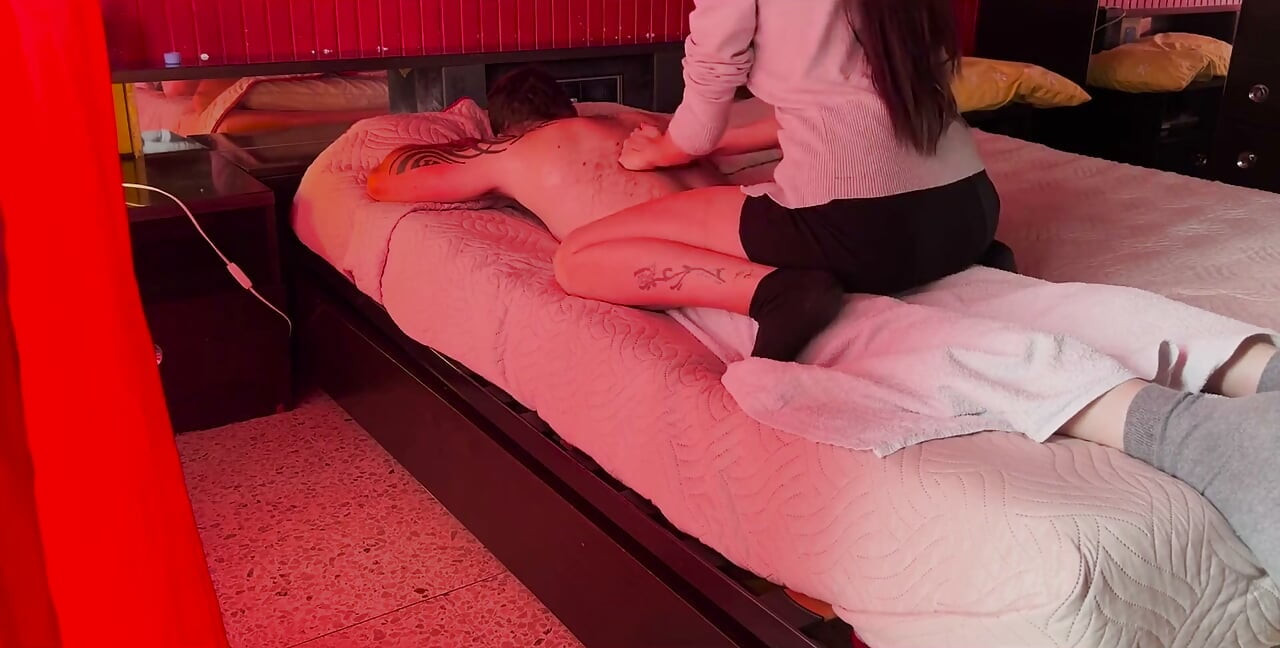 Slutty massør sidder på kundens ansigt og tager hans pik i hendes røv indtil sidste dråbe