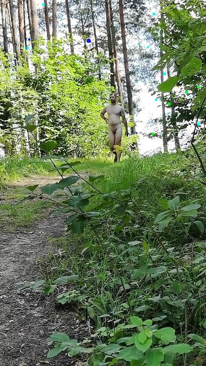 ロシアのヌーディストが全裸で自然の中を歩き回る