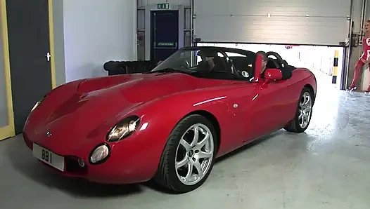 Olgun orta yaşlı seksi kadın Ferrari'de sikiliyor